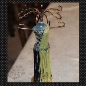 Adorable jewelry stand